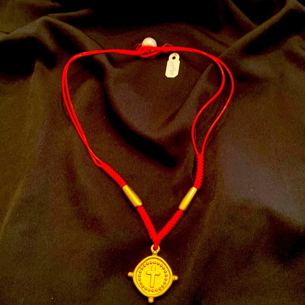 Ladies gold and pearl necklace